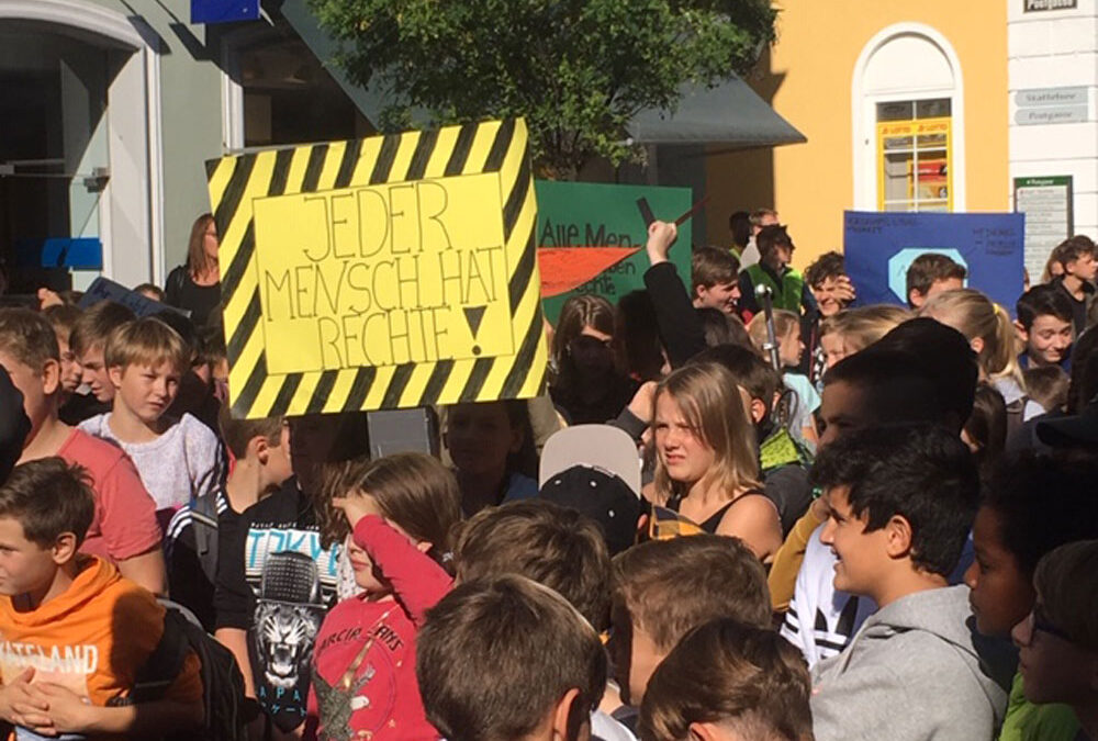 Schüler*innen verwirklichen künstlerisch-literarisches Projekt zu Menschenrechten