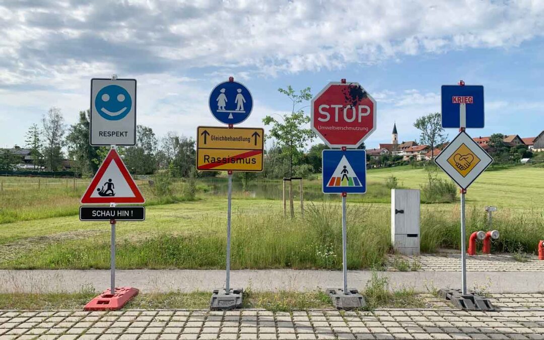 Verkehrsschilder der Gerechtigkeit – von Kindern erfunden